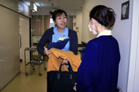 筑波メディカルセンター病院にて。入院する利用者さんの様子を看護師さんに窺う森田さん。