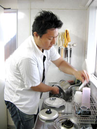 食器を洗う篠原さん。お皿洗いをすると、心もスーッとスッキリして良いのだとか。