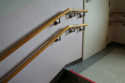 公社内、階段には手すりもついていて出来る限りバリアフリーに。