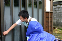 利用者さんのご自宅のドアを開ける河野さん