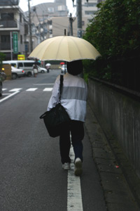 訪問のため出かける田久保さん