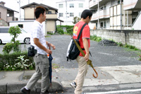 自宅に到着後、事業所まで徒歩で移動する利用者さんと井野さん。利用者さんの安全を気遣って、常に道路側を歩く井野さんの姿が印象的。