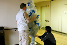 施設職員の方と一緒にクリスマスツリーの飾りつけ。