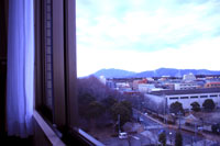 病室の窓から遠くに見えるのが筑波山だ