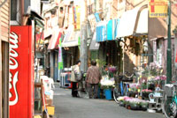 墨田区の商店街では、立ち話する人の姿がちらほら見受けられる。