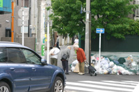 同行中の住宅街で見かけた、高齢者らのご近所づきあいの様子。