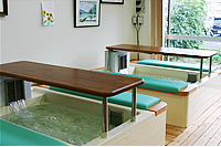 足湯施設に使われているお湯は､北海道の二股温泉の炭酸カルシウム温泉｡