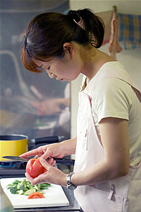 エプロンを着替えたら､今度は調理｡今日のメニューはいんげんの胡麻和え､温野菜のサラダ､焼き鮭｡